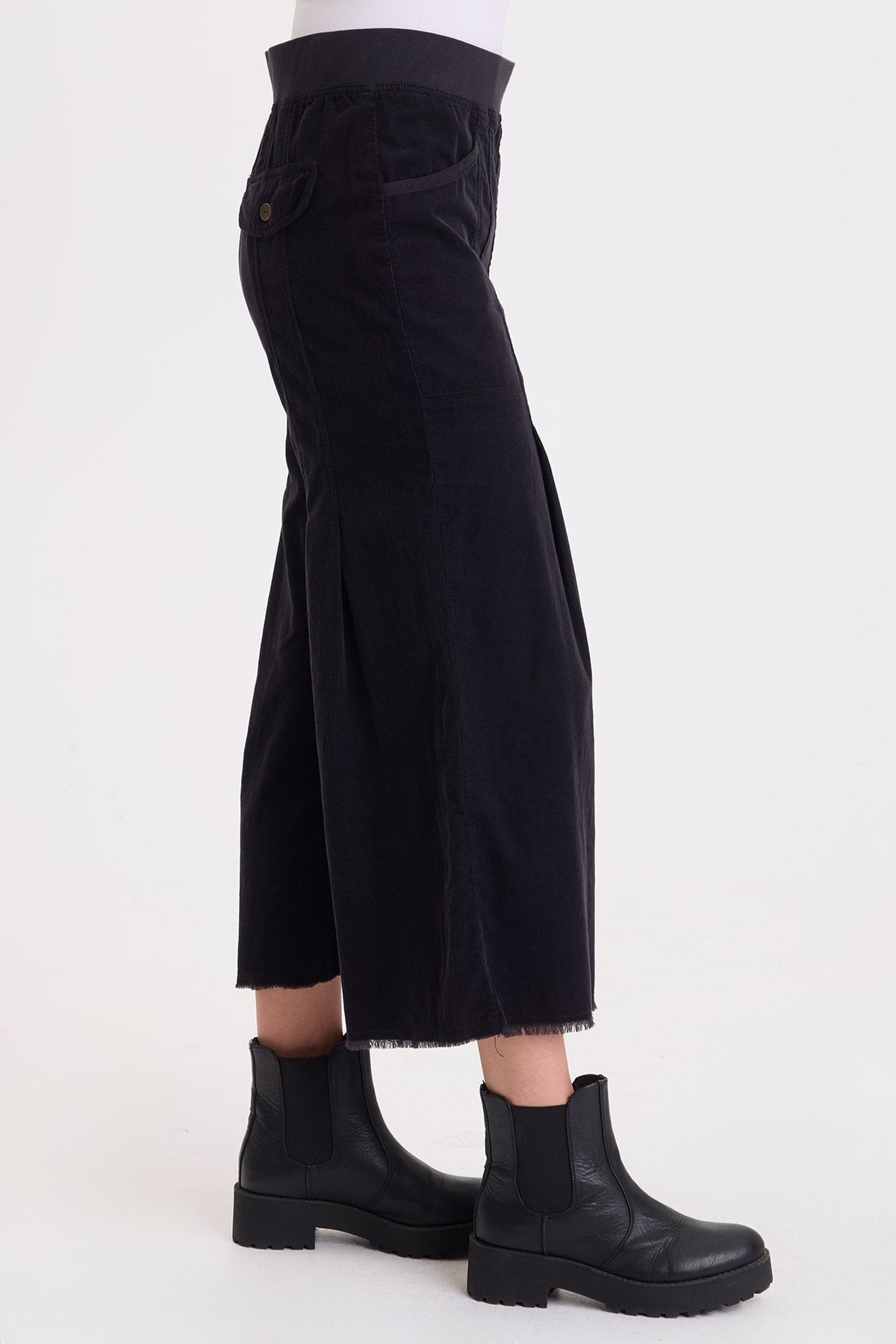 Wearables Liene Corduroy Pleated Crop
