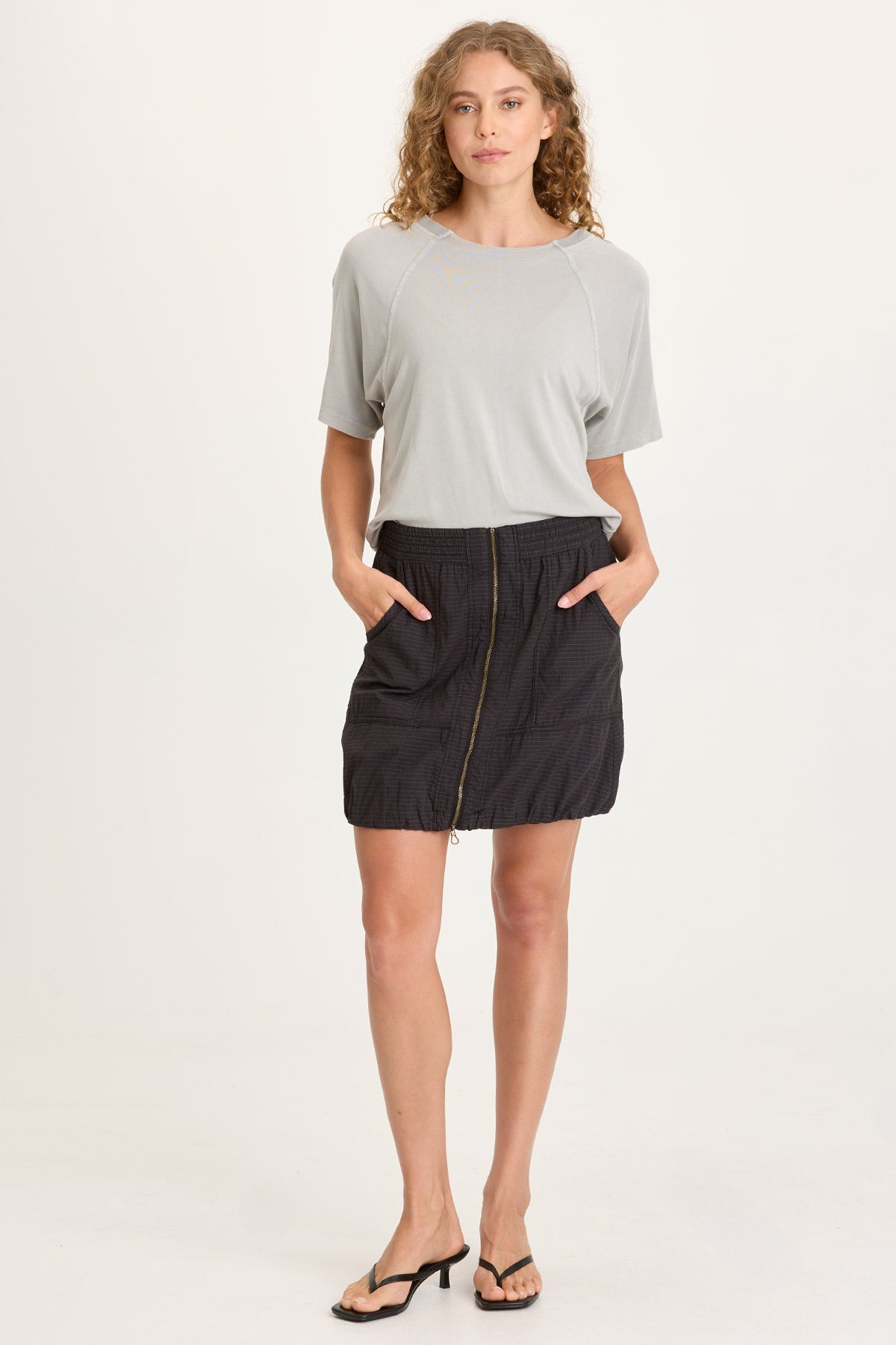 みき XCVI Corwyn Textured Stretch Sporty Zip-Front Bubble Hem Mini Skirt