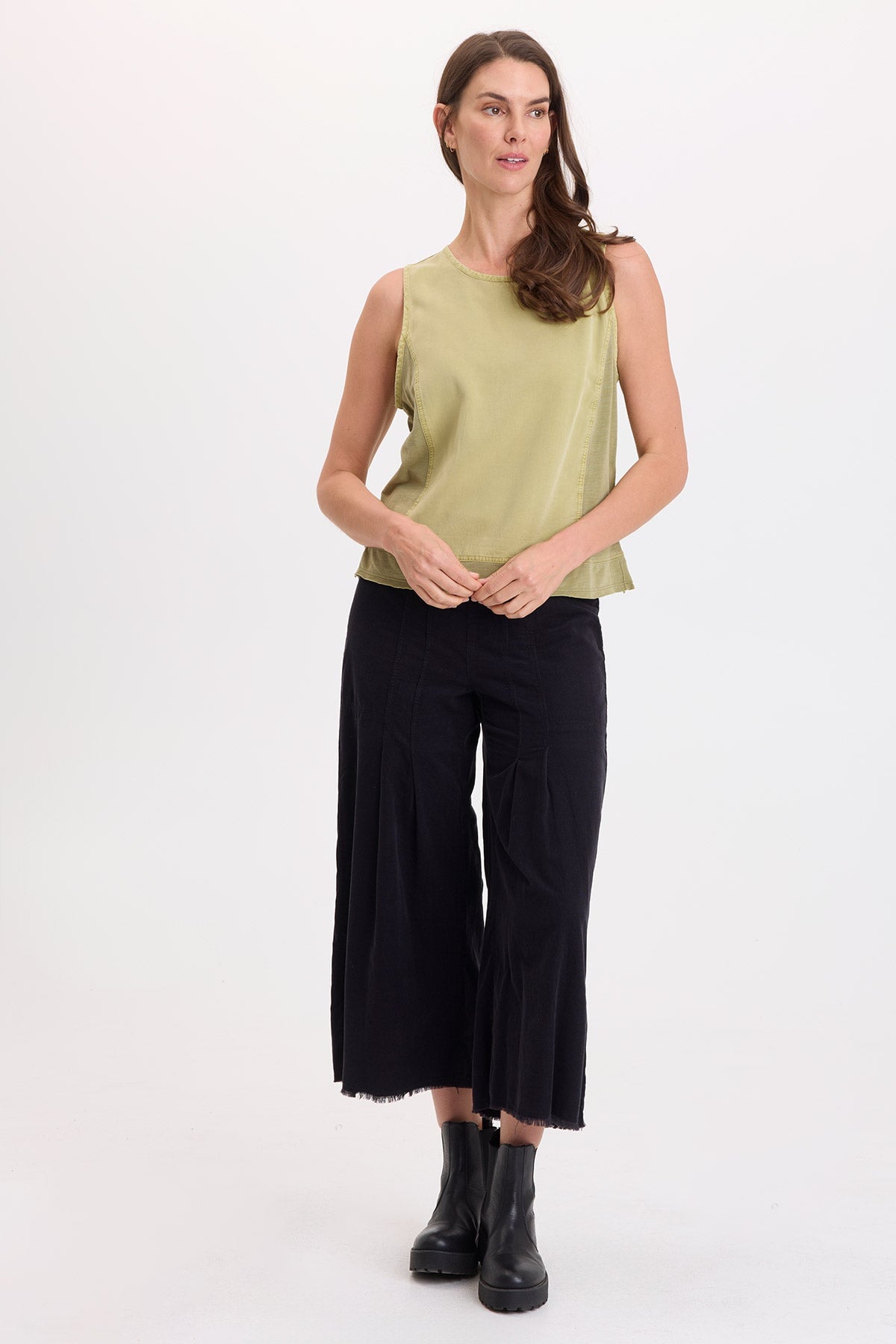 Wearables Liene Corduroy Pleated Crop 