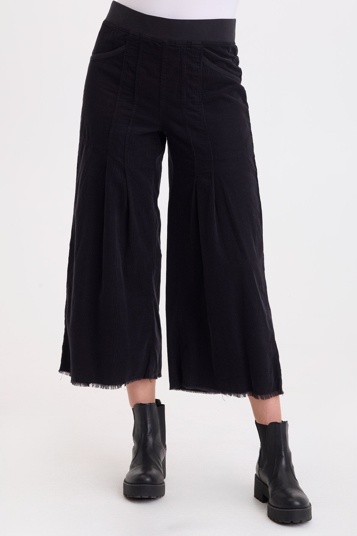 Wearables Liene Corduroy Pleated Crop 